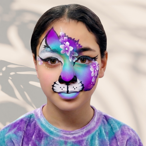 ציור פנים נמר לילדה בגווני סגול טורקיז וורוד בשילוב פרחים איפור פנים יצירתי לילדים לפורים